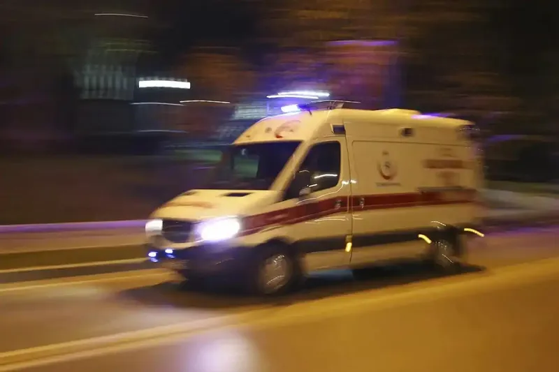 Motosiklet yayalara çarptı: 1