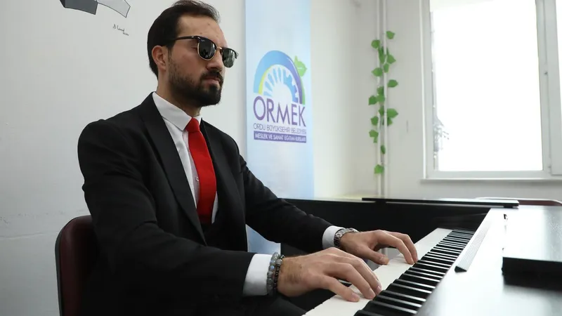 Görmeyen gözlerle değil, hisseden kalple çalıyor