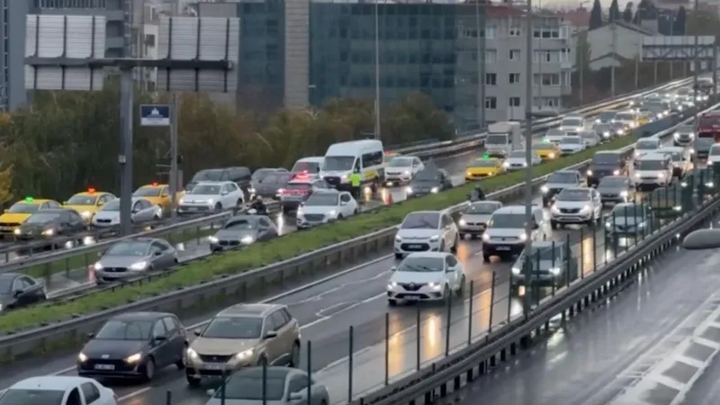 İstanbul’da sağanak etkili oldu: Trafik yoğunluğu yüzde 80’e ulaştı