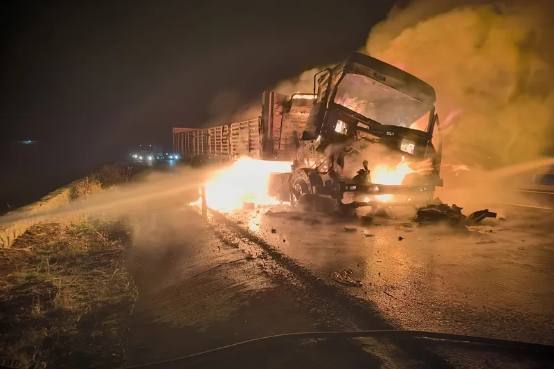 Mardin’de iki tır çarpıştı: Bir tır alevlere teslim oldu