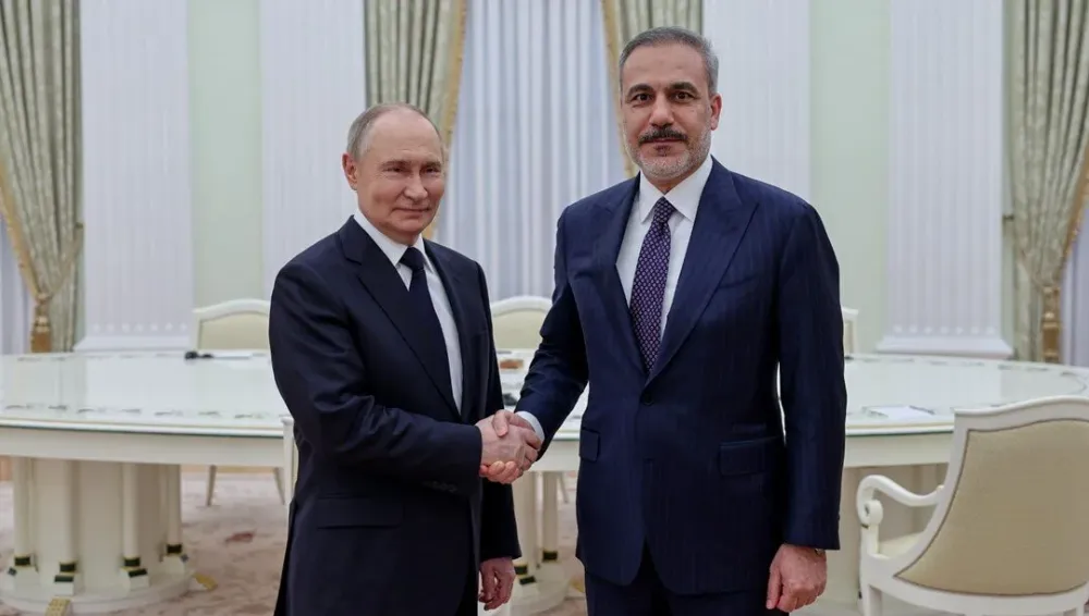 Putin ve Hakan Fidan Arasında Dikkat Çeken Yürüyüş Diplomasisi