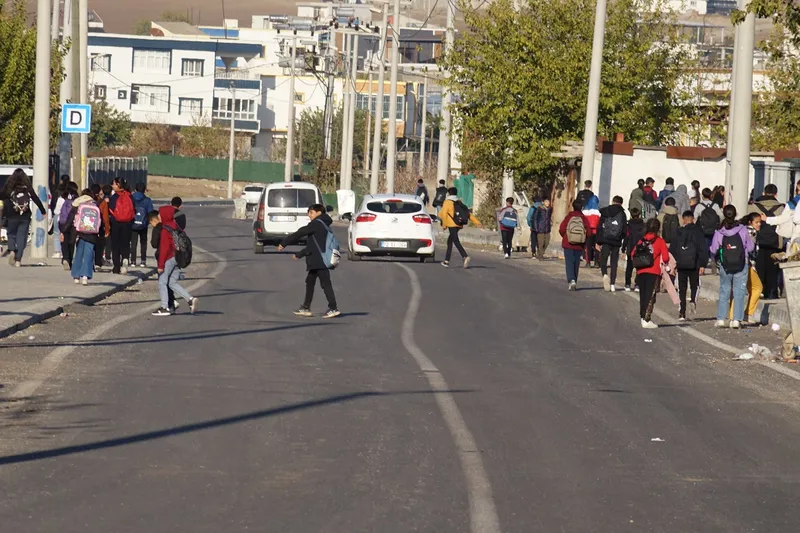 Köy yolunda tehlike: Vatandaşlar tümsek ve uyarı levhası talep ediyor