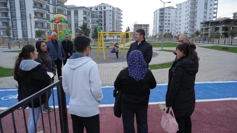 Tutdere, Yunus Emre Mahallesi’ndeki park çalışmalarını yerinde inceledi 