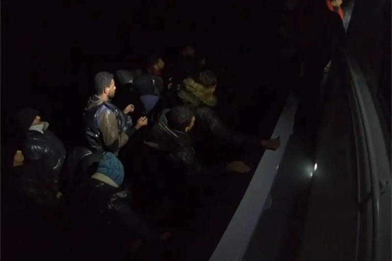 İzmir açıklarında 31 düzensiz göçmen yakalandı