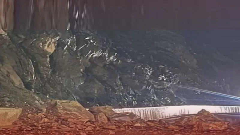 Hakkari–Van karayolu heyelan nedeniyle ulaşıma kapandı