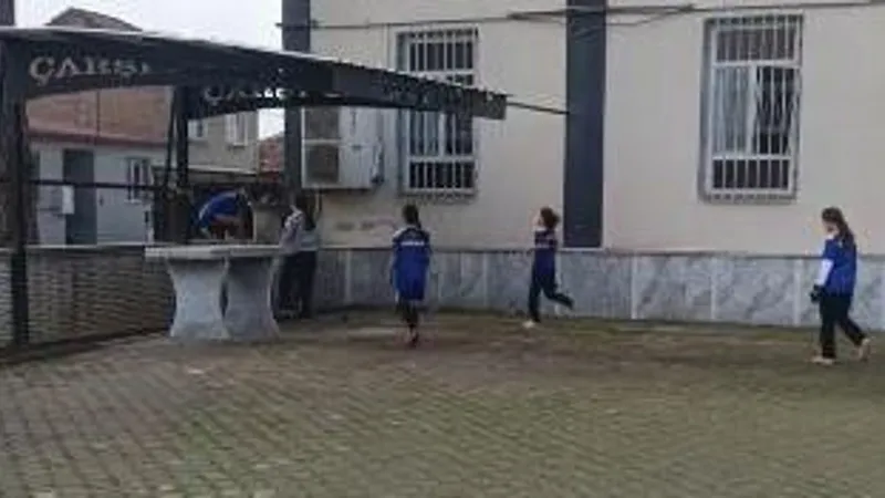 Cami avlusunda antrenman yapıyorlar