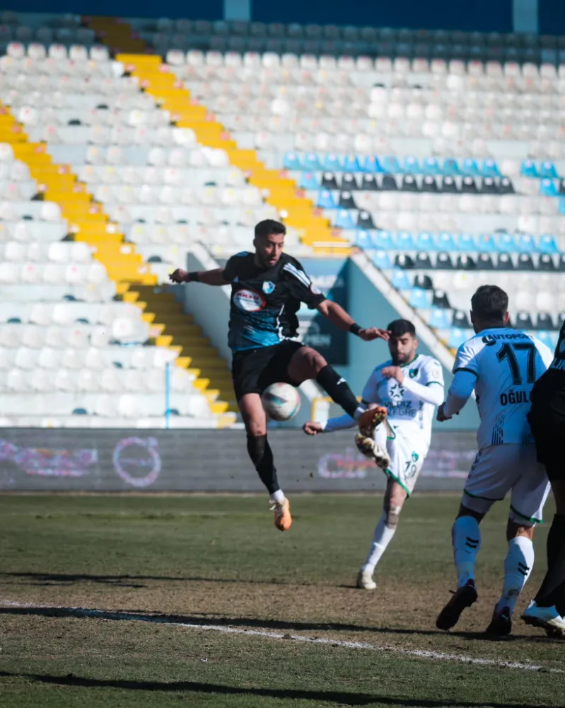 LİDER KOCAELİ SPOR DADAŞIN SAHASINDA HAKEMİN SAYESİNDE YATA YATA 1 PUAN ALDI