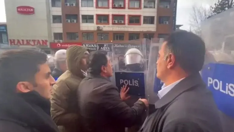 DEM Partili vekilden provokasyon: Polis kalkanını kırdı, tehdit etti
