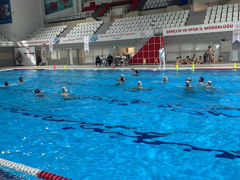 SANKO okulları genç kız ve genç erkek yüzme takımları şampiyon oldu 