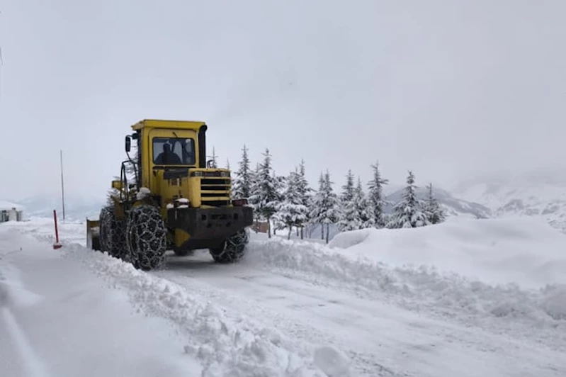 Bingöl’de yoğun kar yağışı ulaşımı olumsuz etkiliyor