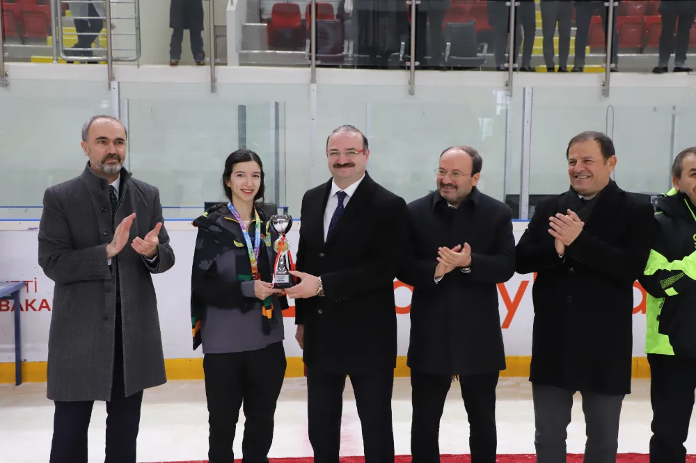 ATATÜRK ÜNİVERSİTESİ BUZ HOKEYİNDE ZİRVEDE: ŞAMPİYONAYI BİR ALTIN, BİR GÜMÜŞ MADALYA İLE TAMAMLADI