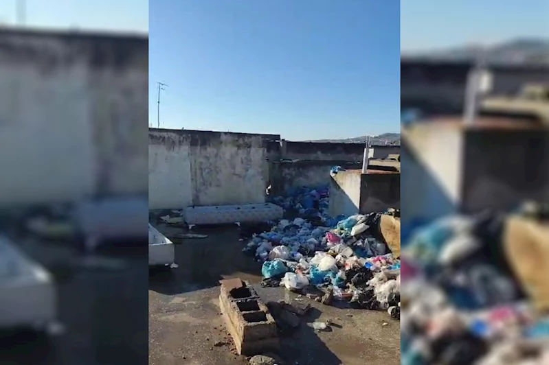 Şanlıurfa’da bir binanın çatısı çöp alanına dönüştü