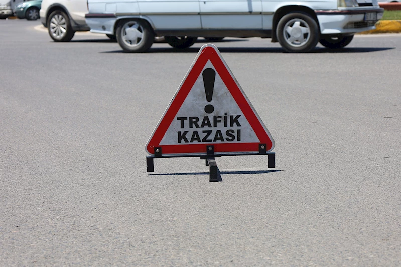 Şanlıurfa’da otomobil tırın altına girdi