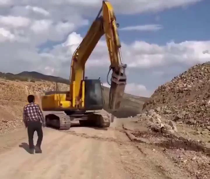 Operatörün iş makinesiyle tehlikeli imtihanı  - Videolu Haber