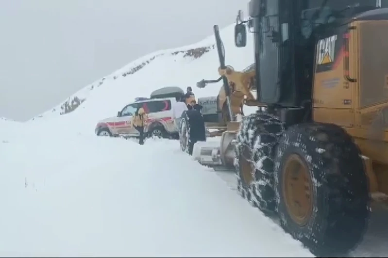 Kar yağışı nedeniyle kapalı yol açıldı, hasta hastaneye ulaştırıldı