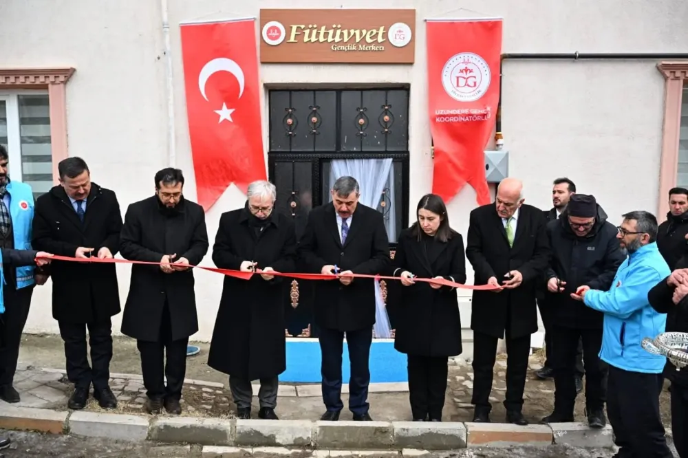 Vali Çiftçi Uzundere’de