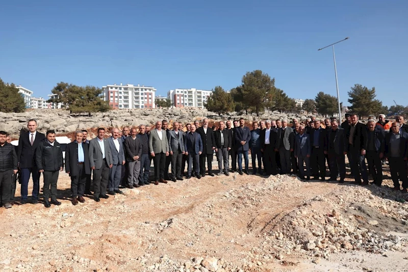 Vali Varol, köy muhtarlarıyla deprem konutlarını inceledi 