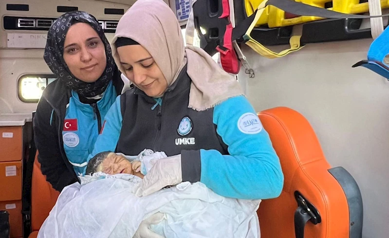 Ambulansta doğum yapan anne çocuğuna ambulans görevlisinin ismini verdi 