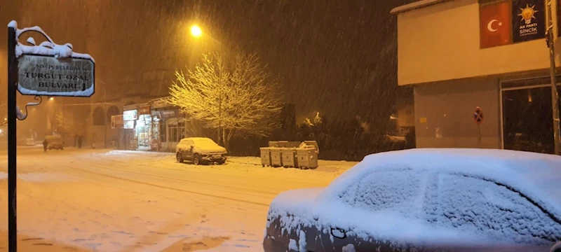 Adıyaman Sincik’te kar yağışı hayatı olumsuz etkiledi: 12 köy yolu kapandı 