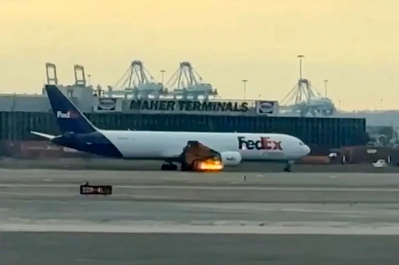 Kargo uçağı havada alev aldı 