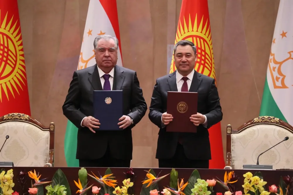Kırgızistan ve Tacikistan Cumhurbaşkanları tarihi anlaşmaya imza attılar