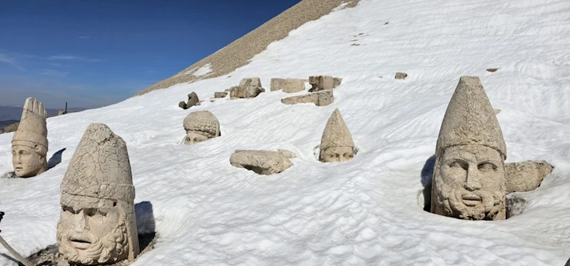 Nemrut Dağı, Karlar İçinde Ziyaretçilerini Bekliyor 