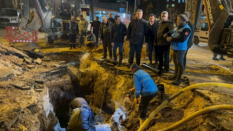 Başkan Tutdere, Gece Yarısı Su Arızası Çalışmalarını Yerinde İnceledi  - Videolu Haber