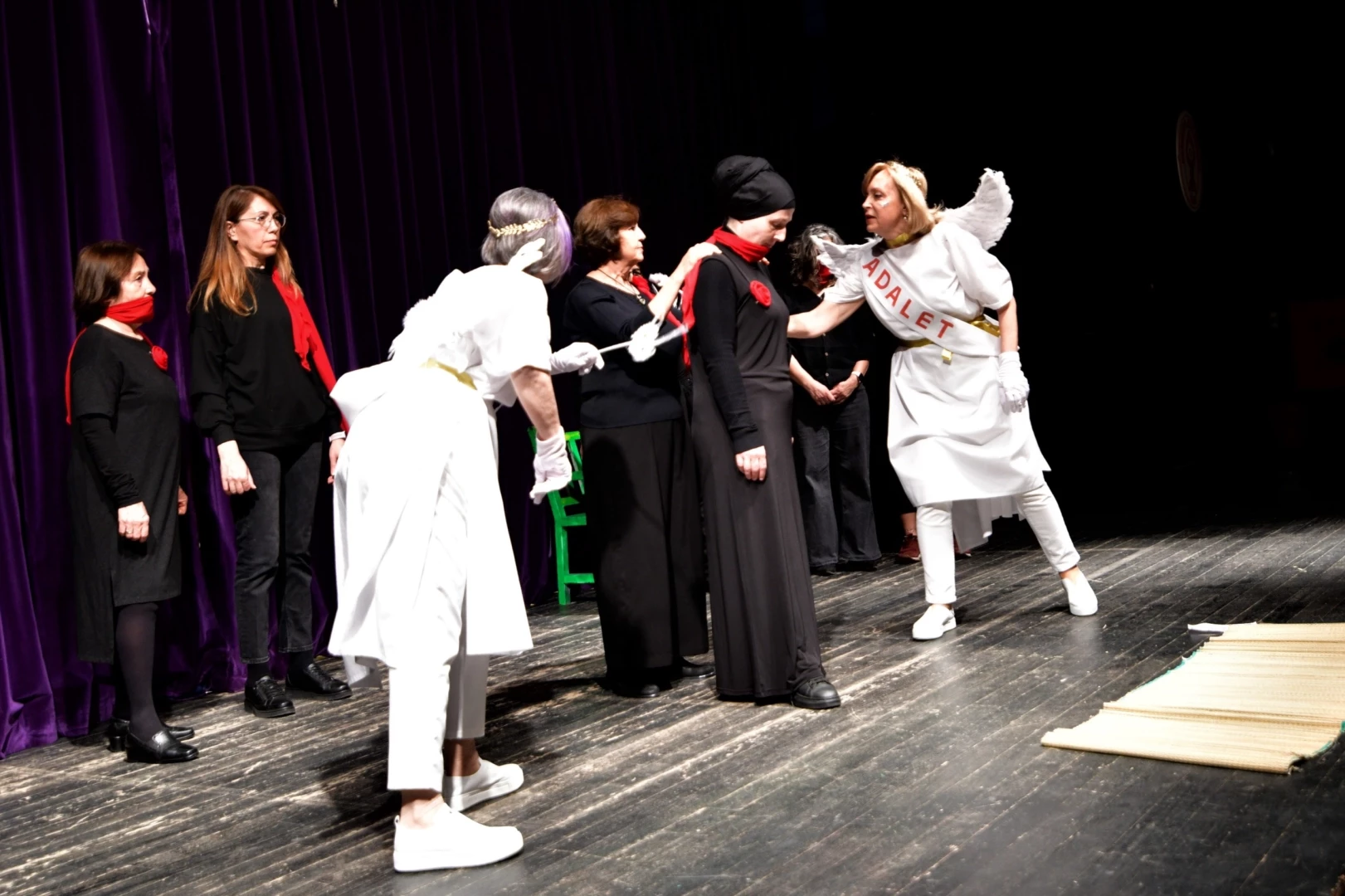 İzmir Bornova’da kadınlar sahnede sessizliği bozdu!