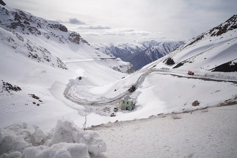 Aylardır kapalı olan Van-Bahçesaray yolu ulaşıma açıldı