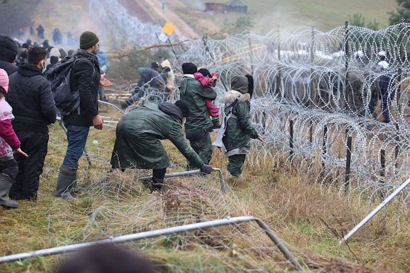 Polonya, göçmenlerin iltica başvurularını askıya alıyor