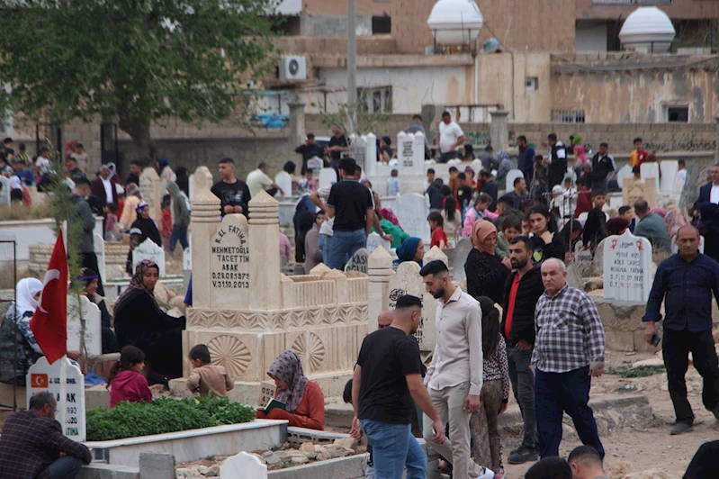 Arife günü kabir ziyaretine gelenler: Mezarlıklar bizlere ölümü hatırlatıyor