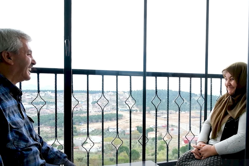 Bakan Kurum, bu bayramı yeni evlerinde karşılayan depremzede ailenin görüntülerini paylaştı