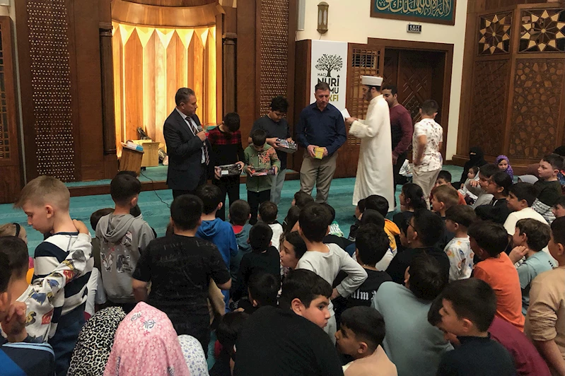 Ramazanda teravihe devam eden çocuklar ödüllendirildi