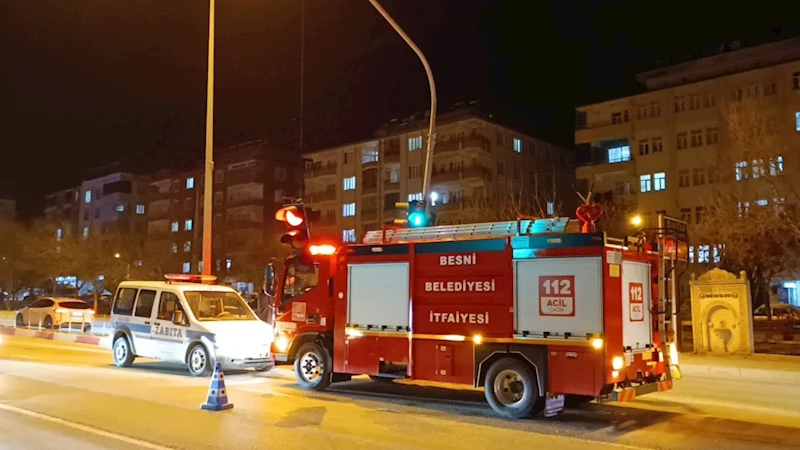 Kırmızı ışıkta bekleyen otomobile çarptı: 8 yaralı  - Videolu Haber