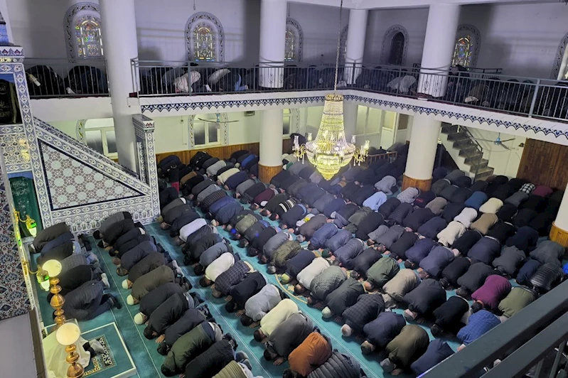 Bursalılar, bayram namazı için camilere akın etti