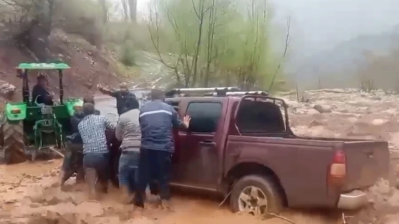 Adıyaman Uzunköy’de sel felaketi: Araç dereye kapıldı, heyelan tehlikesi sürüyor  - Videolu Haber