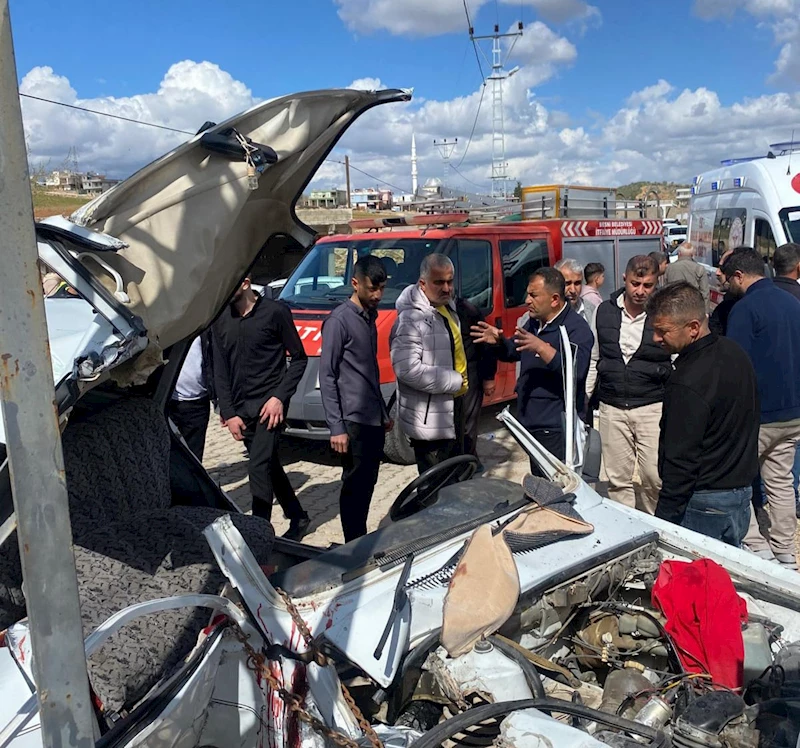 Elektrik direğine çarparak duran otomobildeki 4 kişi yaralandı  - Videolu Haber