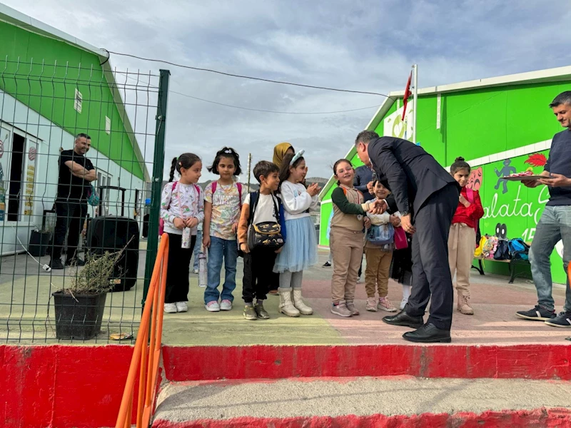 K-12 Konteyner Kent Vefa İlk ve Ortaokulu Öğrencilerinden anlamlı anma  - Videolu Haber
