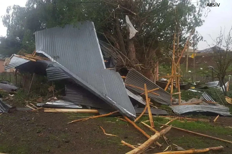 Hakkâri’de 93 çatı uçtu, sert rüzgar etkisini sürdürecek