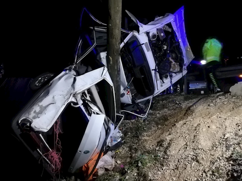 Otomobil direğe çarptı; Zeydanur öldü, anne ve babası yaralandı 