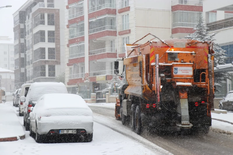 Ankara beyaza büründü: Okullar tatil, çocuklar sokakta