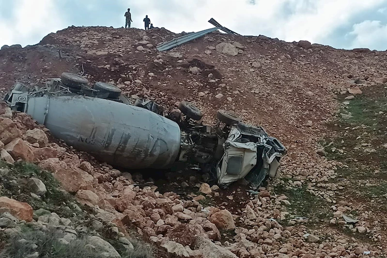 Beton mikseri şarampole devrildi: 2 yaralı