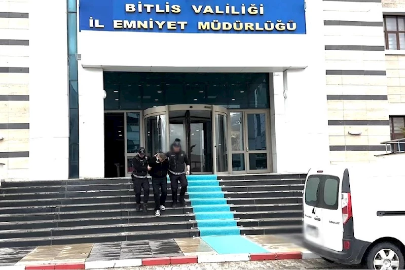 Yabancı uyruklu şahsın ayakkabısında bir kilo uyuşturucu ele geçirildi