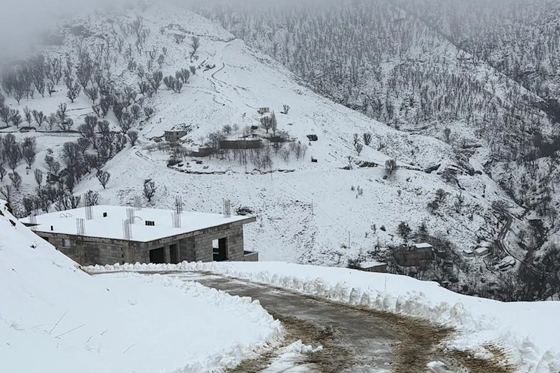 Kar yağışı nedeniyle kapanan köy yolu ulaşıma açıldı