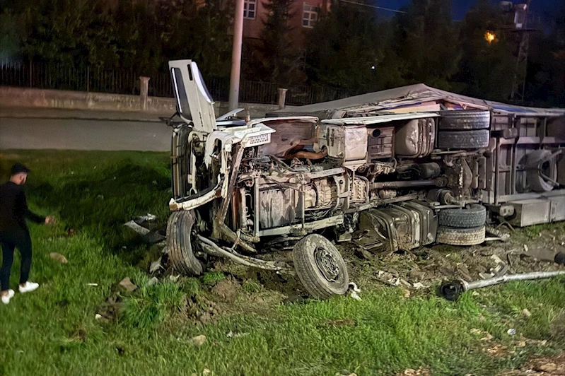 Kırmızı ışıkta geçen tır, hafif ticari araçla çarpıştı: Biri ağır 6 yaralı 