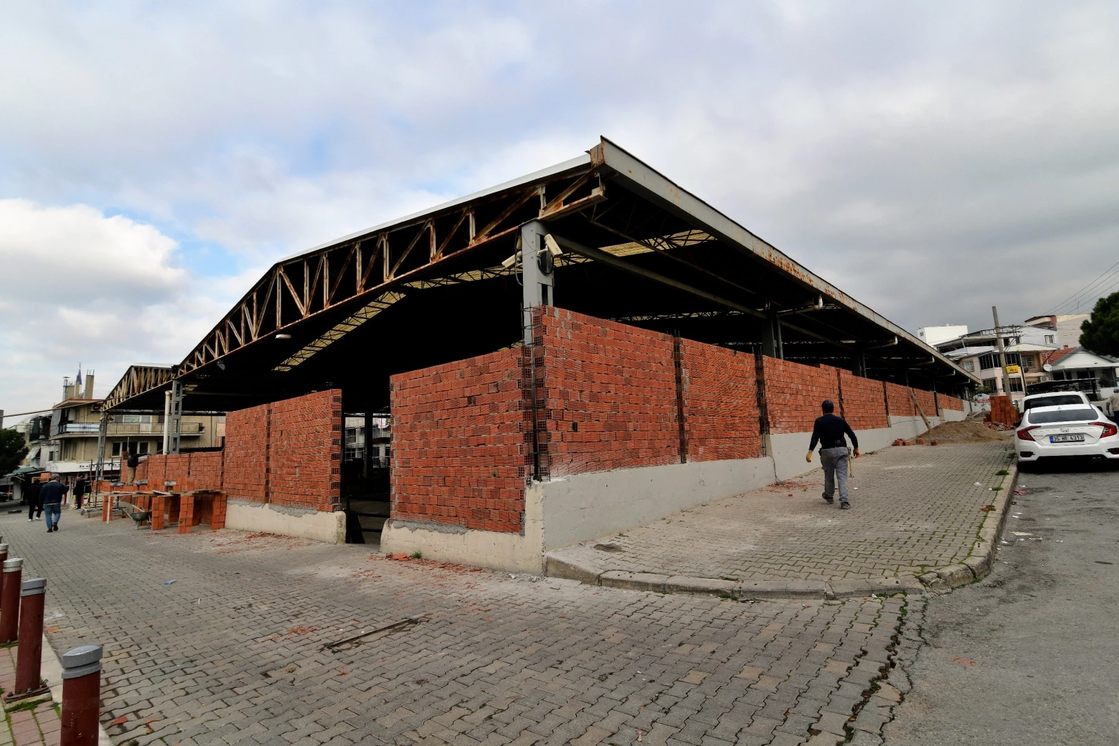 İzmir Bornova’da pazaryerlerine konfor geliyor