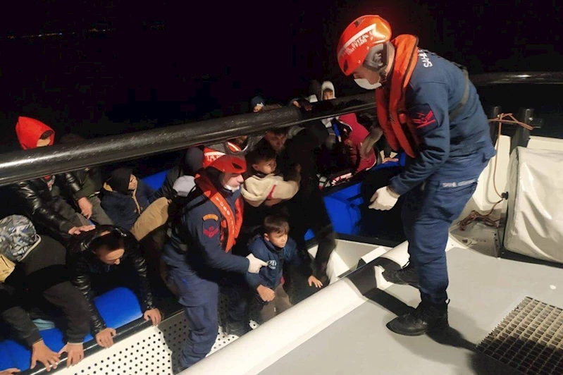 İzmir açıklarında 26 düzensiz göçmen yakalandı