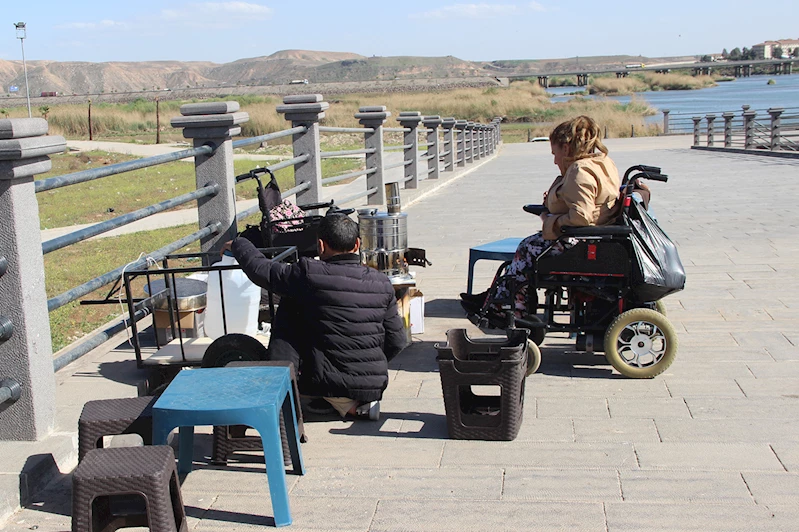 Nehir kenarında çay satarak geçinen engelli çiftin en büyük hayali ev sahibi olmak
