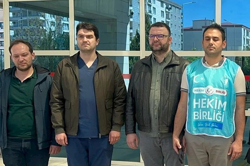 Siirt’te doktorlar, katledilen meslektaşları için toplandı