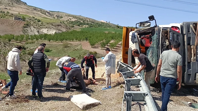 Besni’de feci kaza: Hafriyat kamyonu devrildi, 30 yaşındaki Murat Sağdıç olay yerinde yaşamını yitirdi  - Videolu Haber